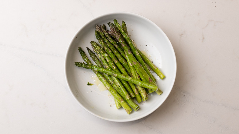 seasoned asparagus in a bowl