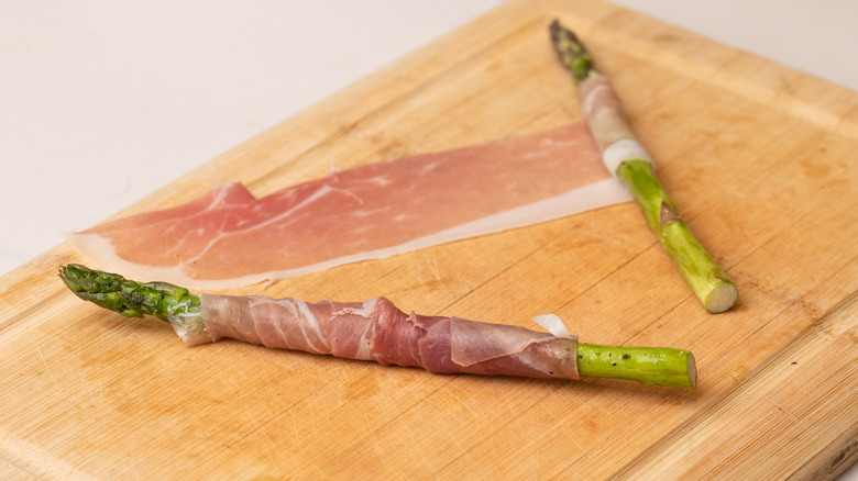 wrapping asparagus in prosciutto