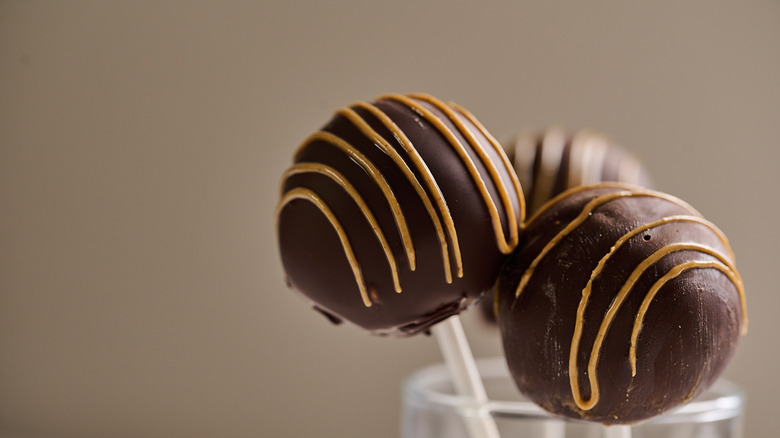 cake pops with peanut butter drizzle