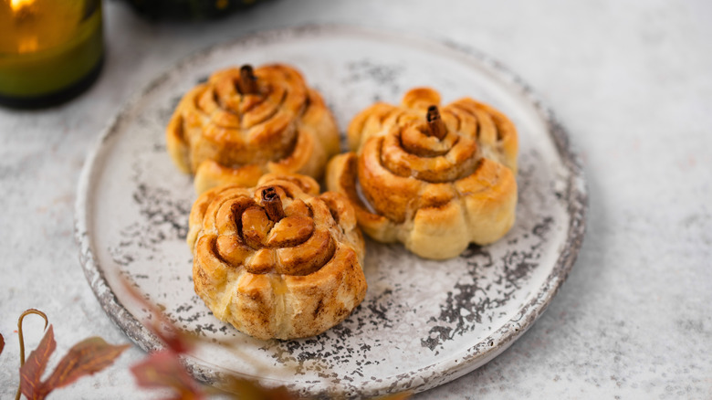 puff pastry pumpkin cinnamon rolls