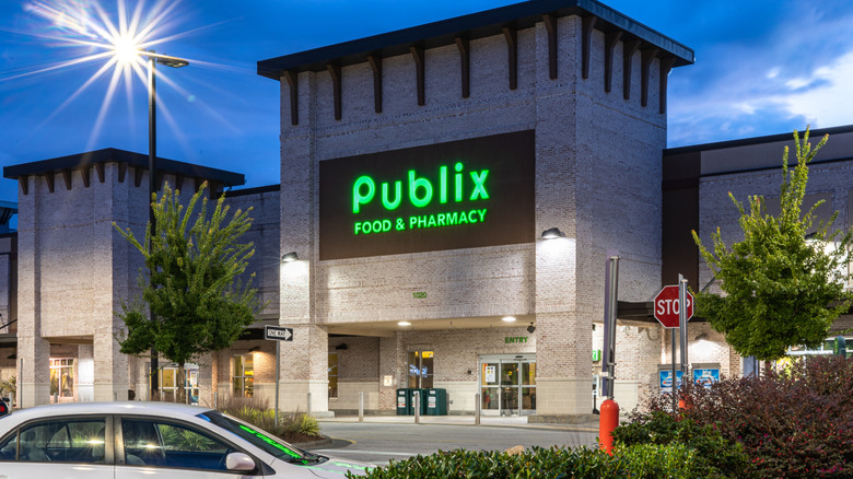 publix store at night