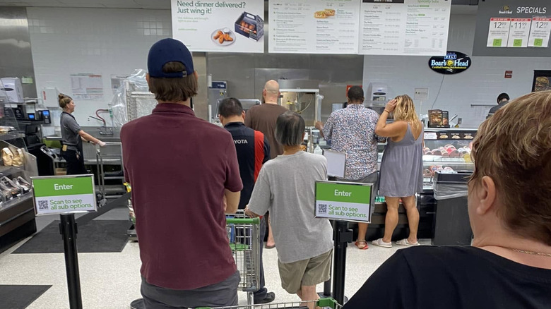 Line at Publix deli