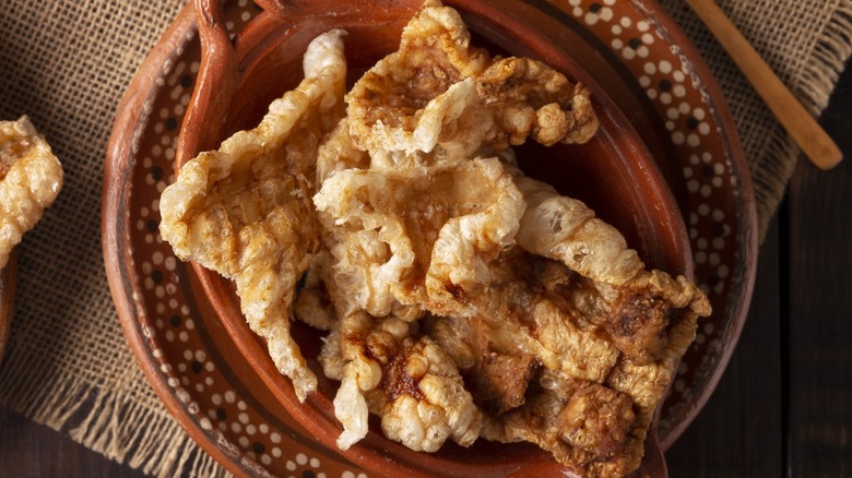 Top-down view of a plate of pork rinds