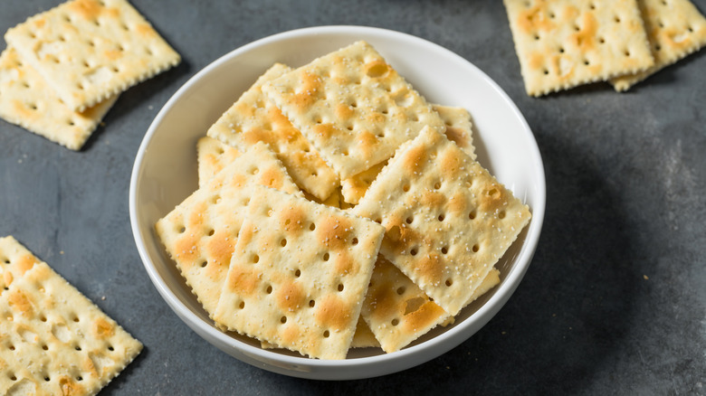 A bowl of Saltine crackers