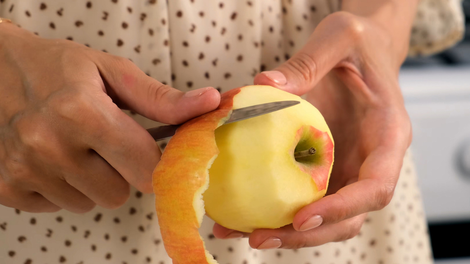 Put Down The Knife And Pick Up This Old-School Kitchen Tool For Uniformly Peeled Apples - Tasting Table