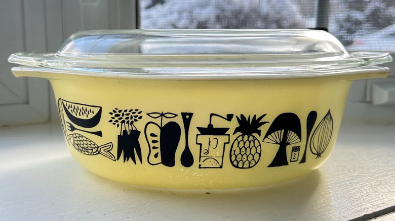 A pyrex Mod Kitchen cassrole dish