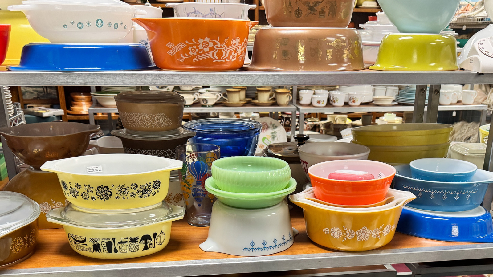 The Turquoise Pyrex Casserole Dish That Could Be Worth Thousands If You Spot It In The Thrift Store
