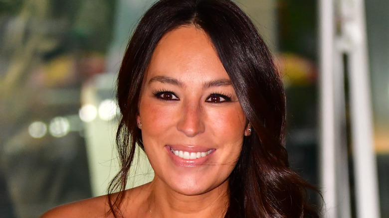 Profile photo of Joanna Gaines in evening makeup and hair styled to one side.