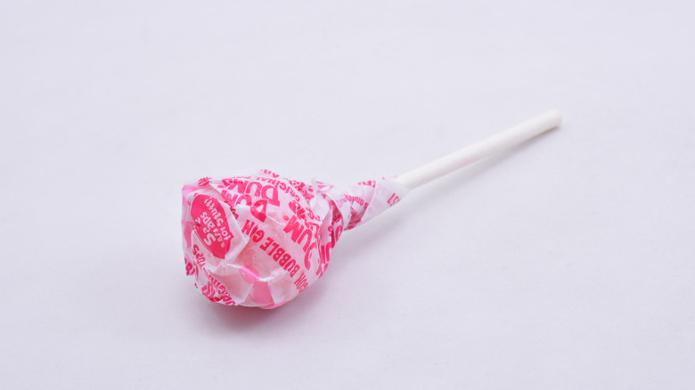 a single bubble gum Dum Dum
