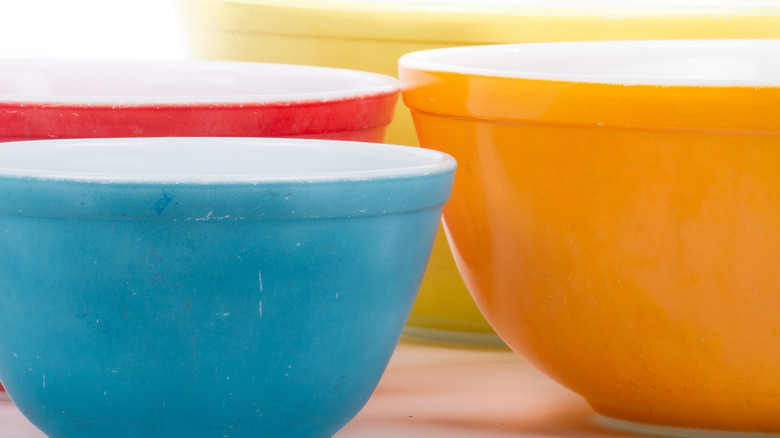 Vintage Pyrex mixing bowls
