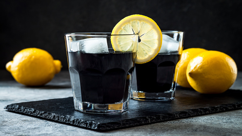 activated charcoal drinks with lemon slices