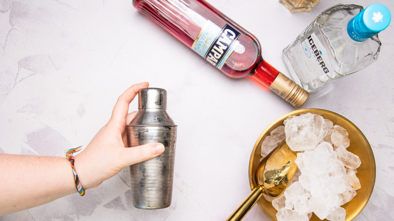 Shaking cocktail.