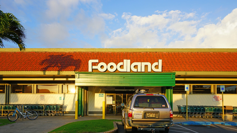 Foodland exterior with a palm tree and blue sky behind it