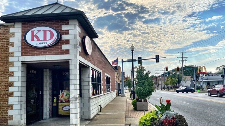 KD Market regional grocery chain in Illinois by the side of a road