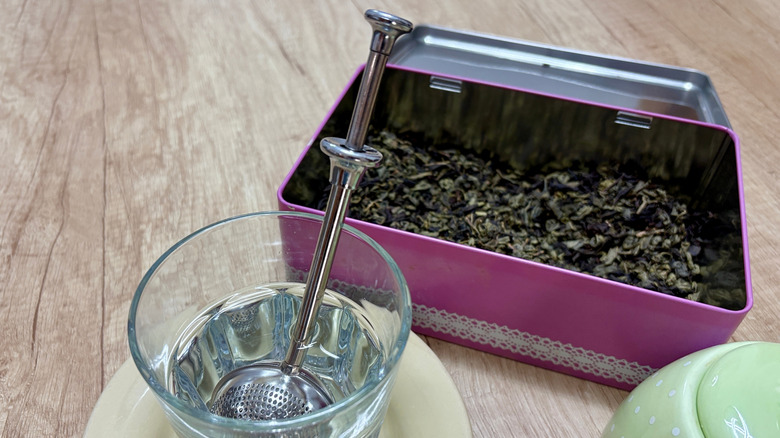 Tea tin with cup
