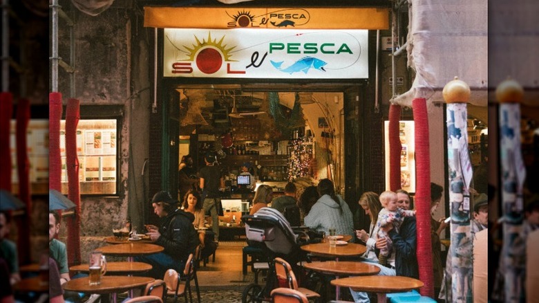 Sol e Pesca's outdoor seating area