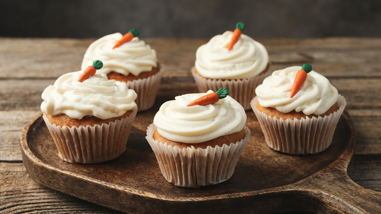Carrot cupcakes on a round board