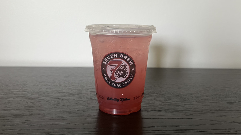 7 Brew Fruit Roll-Up Greet Tea Lemonade drink in to-go cup.