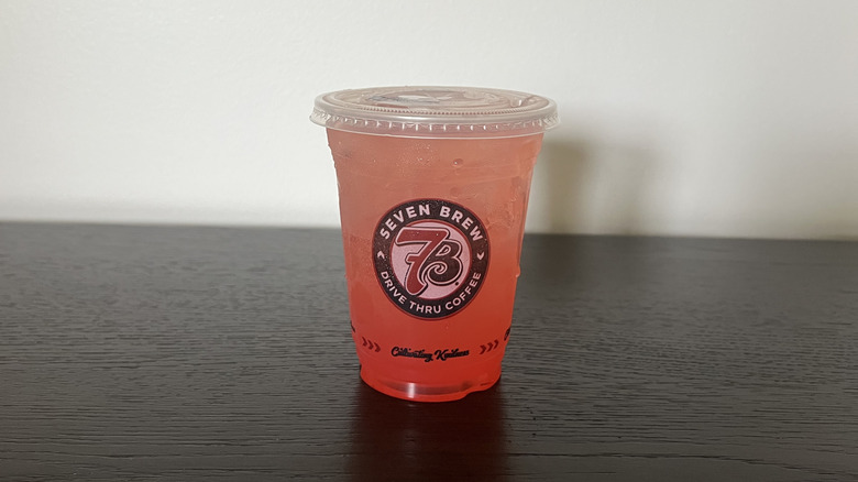 7 Brew Pink Paradise Lemonade drink in to-go cup.