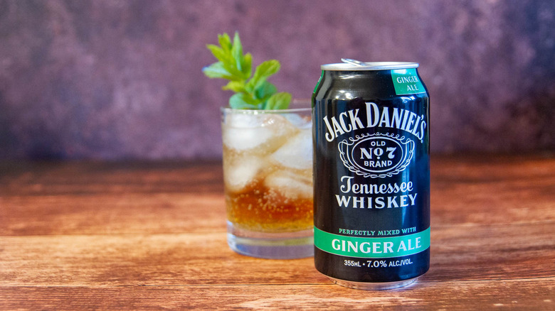 Jack & Ginger Ale with cocktail in glass