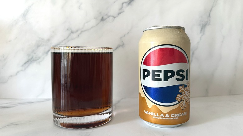 Glass of Pepsi Vanilla & Cream next to can