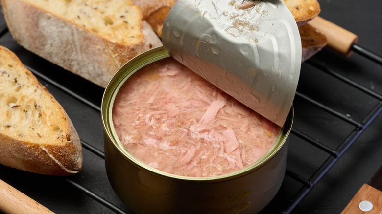 Canned tuna with bread