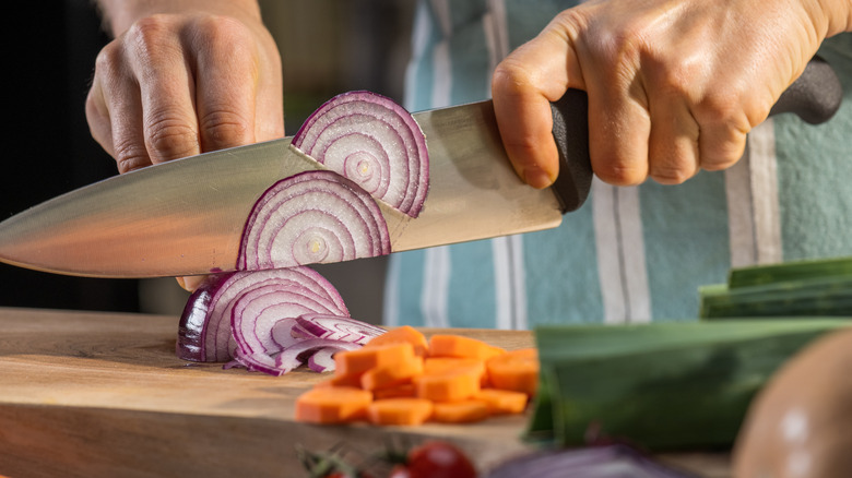Slicing red onions