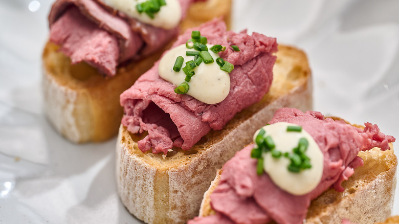 roast beef crostini on a platter
