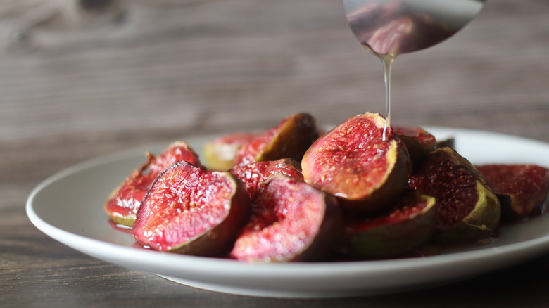 Drizzling syrup on figs