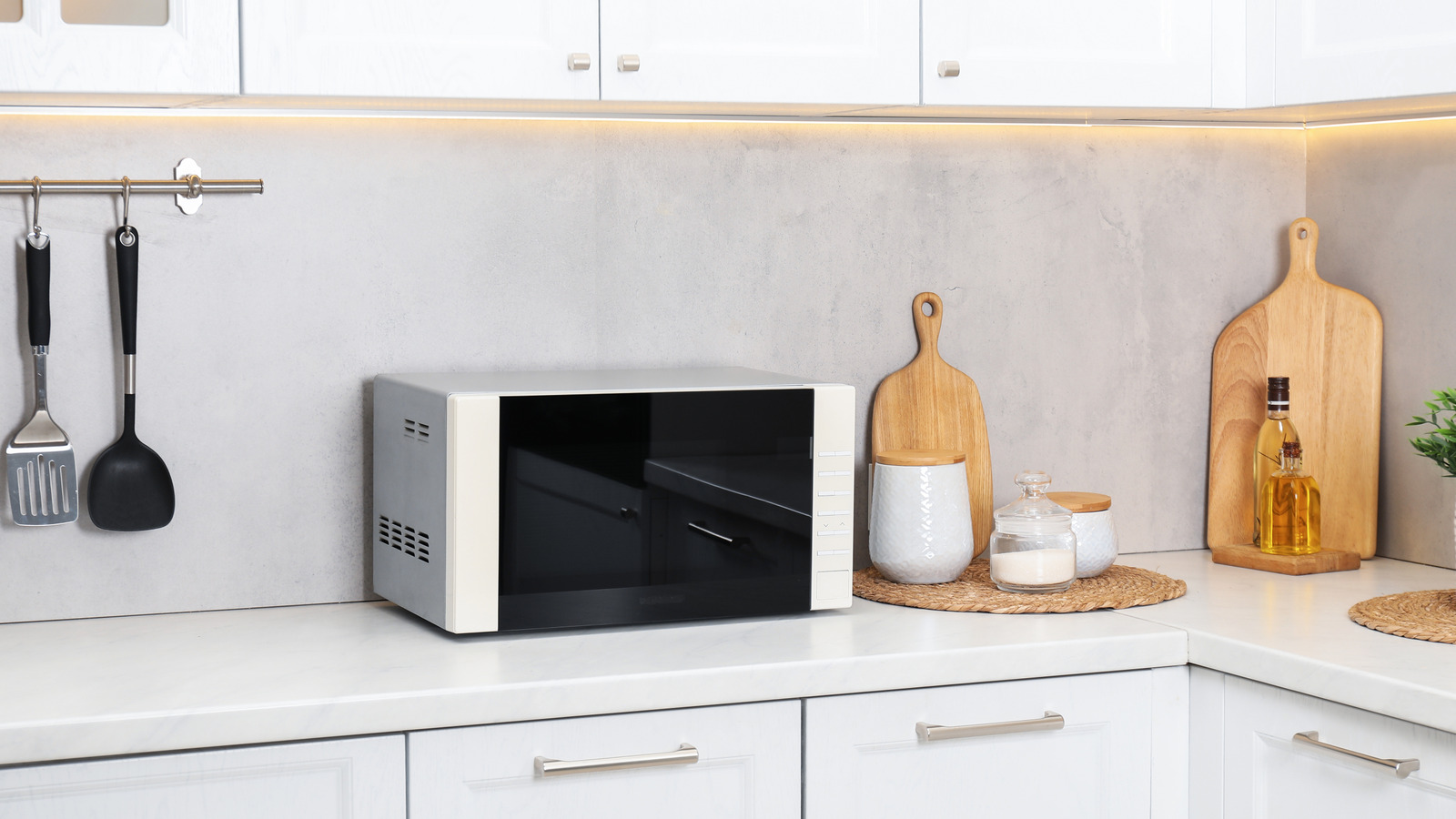 Rust In Your Microwave: When It's Dangerous And When It's Not - Tasting Table