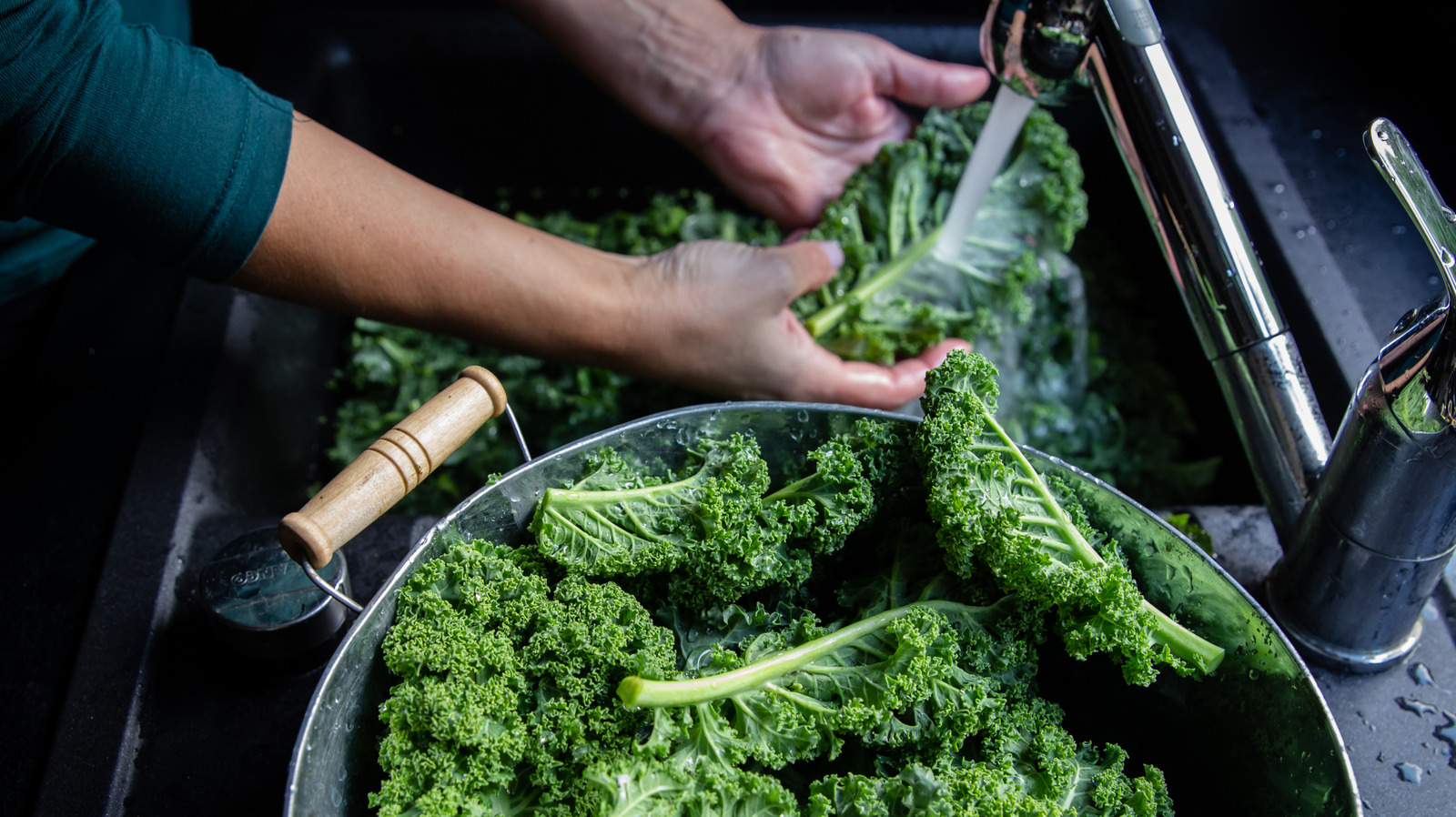 Running Leafy Greens Under Water Isn't Enough — Here's The Safest Way To Clean Them