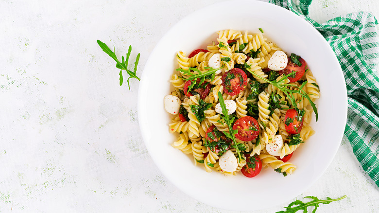 pasta salad with tomatoes 