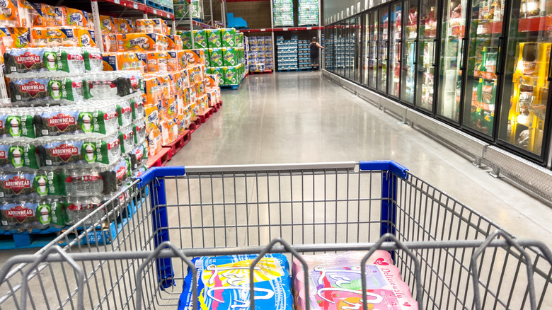 shopping vcart inside of Sam's Club