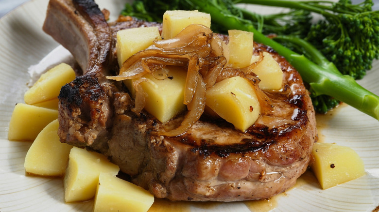 Skillet with pork chops and sauteed peaches