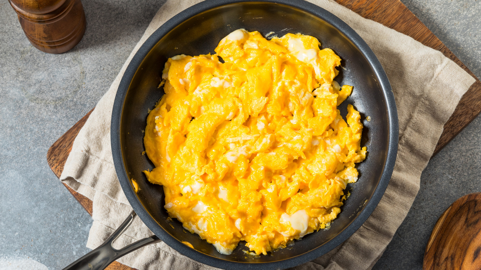Scrambled Eggs Get A Flavorful (And Colorful) Makeover With These Fiber-Boosting Veggies