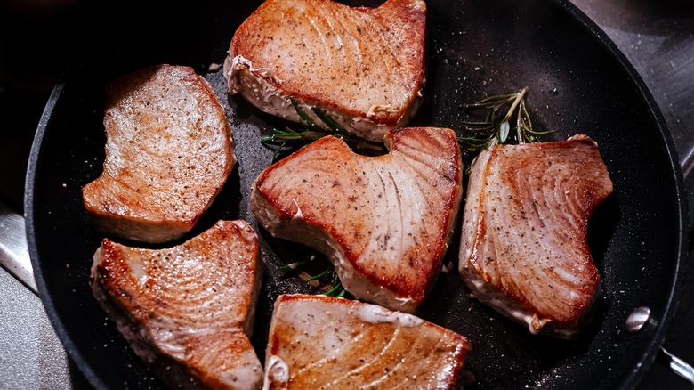 searing tuna steaks in skillet
