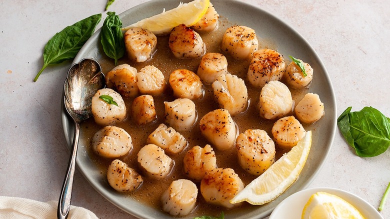 scallops on plate with lemon