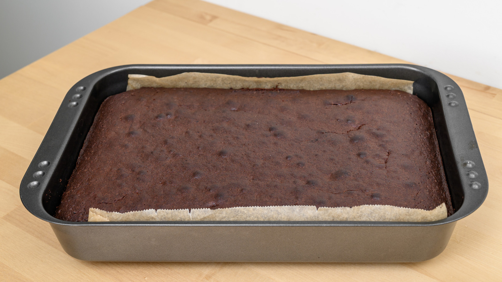 Should You Store Baked Goods In Metal Cake Pans After They Cool?