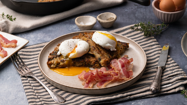 Bubble and squeak with poached eggs and bacon