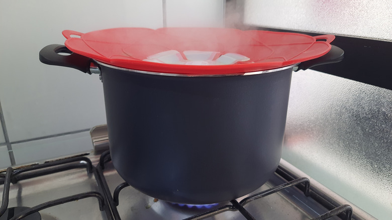 Silicone lid on steaming hot pot