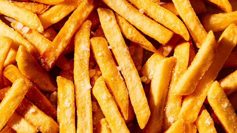 Crispy French fries in a heap