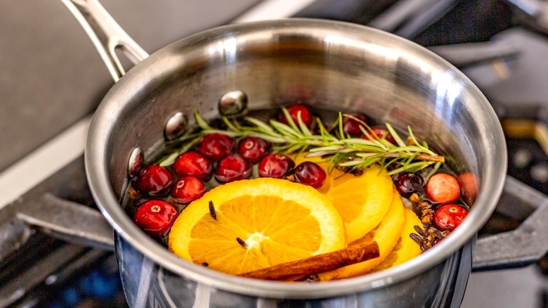 simmer pot of oranges and cranberries