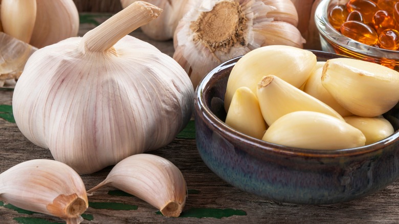 Garlic blub and peeled cloves
