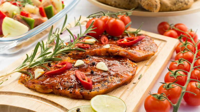 marinating meat with tomatoes and garlic