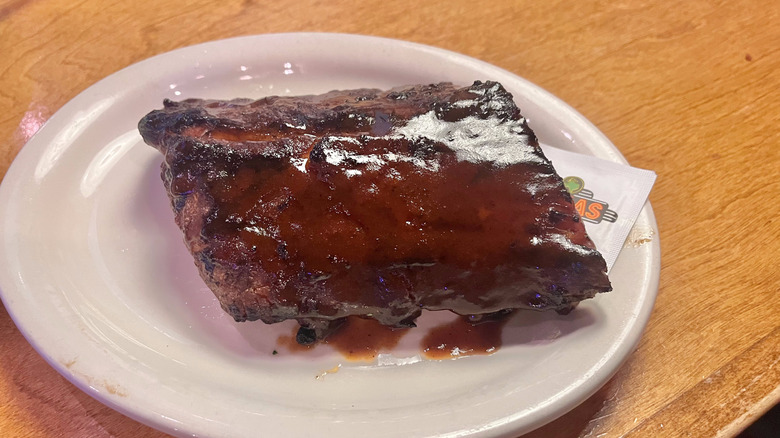 Ribs on a white plate with Texas Roadhouse napkin