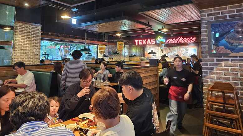 customers dining at a Texas Roadhouse