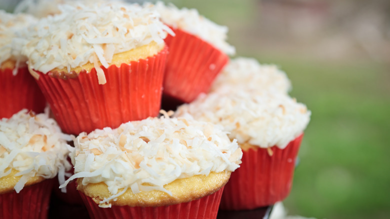 cupcakes with coconut flakes