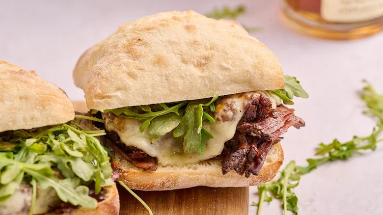 Roast beef sandwich with arugula and melted cheese