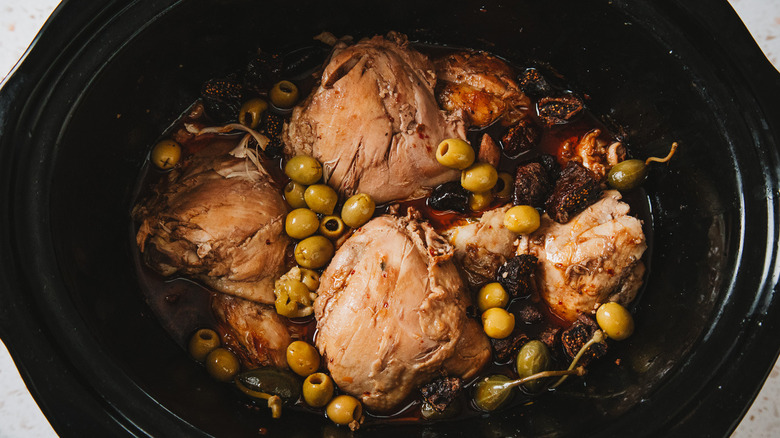 Chicken parts with capers and figs in slow cooker