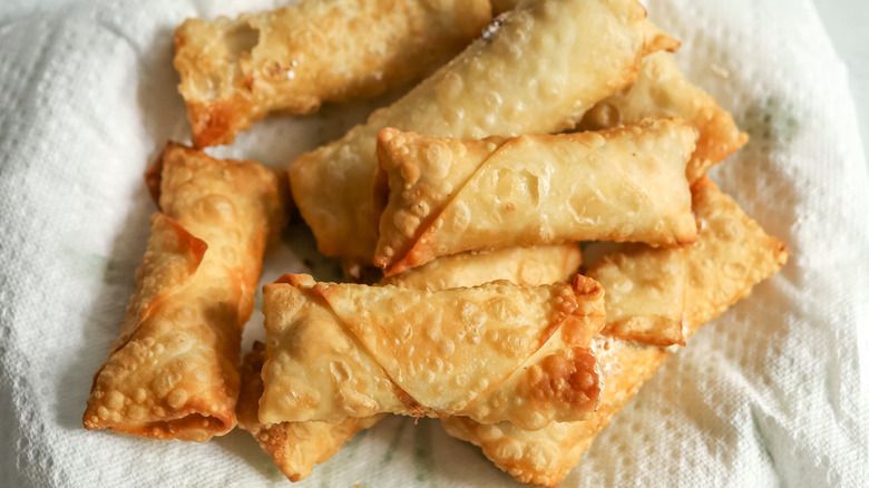 cooked egg rolls on paper towel